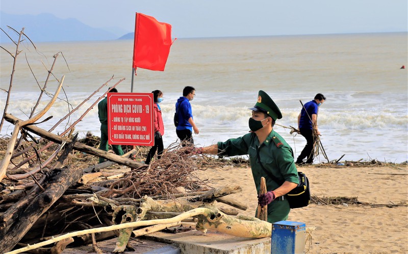 Hàng trăm đoàn viên công an, biên phòng... làm đẹp bờ biển Nha Trang