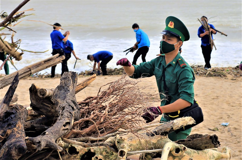 Hàng trăm đoàn viên công an, biên phòng... làm đẹp bờ biển Nha Trang
