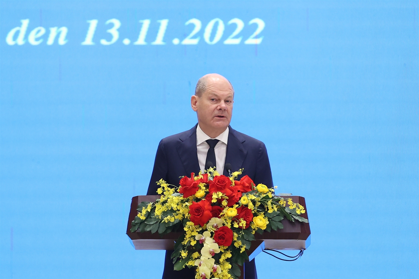 Thủ tướng Đức Olaf Scholz cùng Thủ tướng Phạm Minh Chính dạo bộ đêm Hồ Gươm