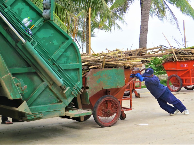 Hàng trăm đoàn viên công an, biên phòng... làm đẹp bờ biển Nha Trang
