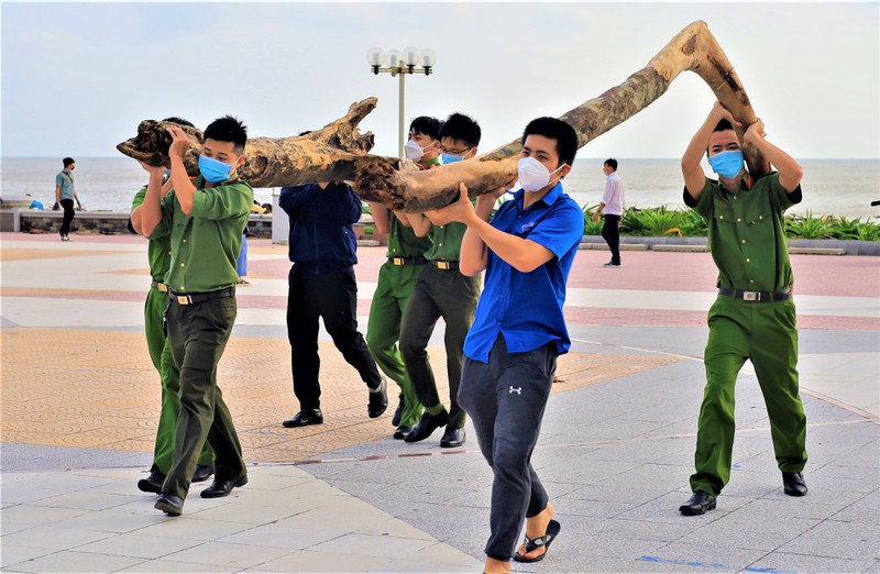 Hàng trăm đoàn viên công an, biên phòng... làm đẹp bờ biển Nha Trang