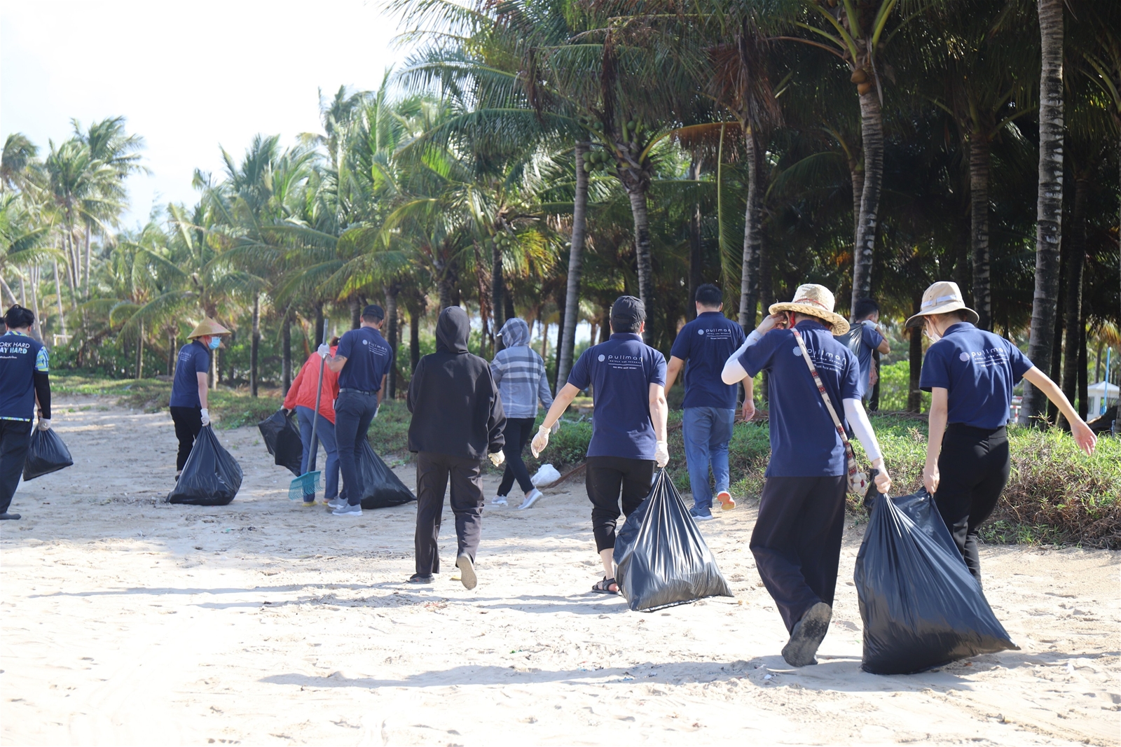 Tp.Phú Quốc: Huy động hơn 400 người thu gom gần 100 tấn rác