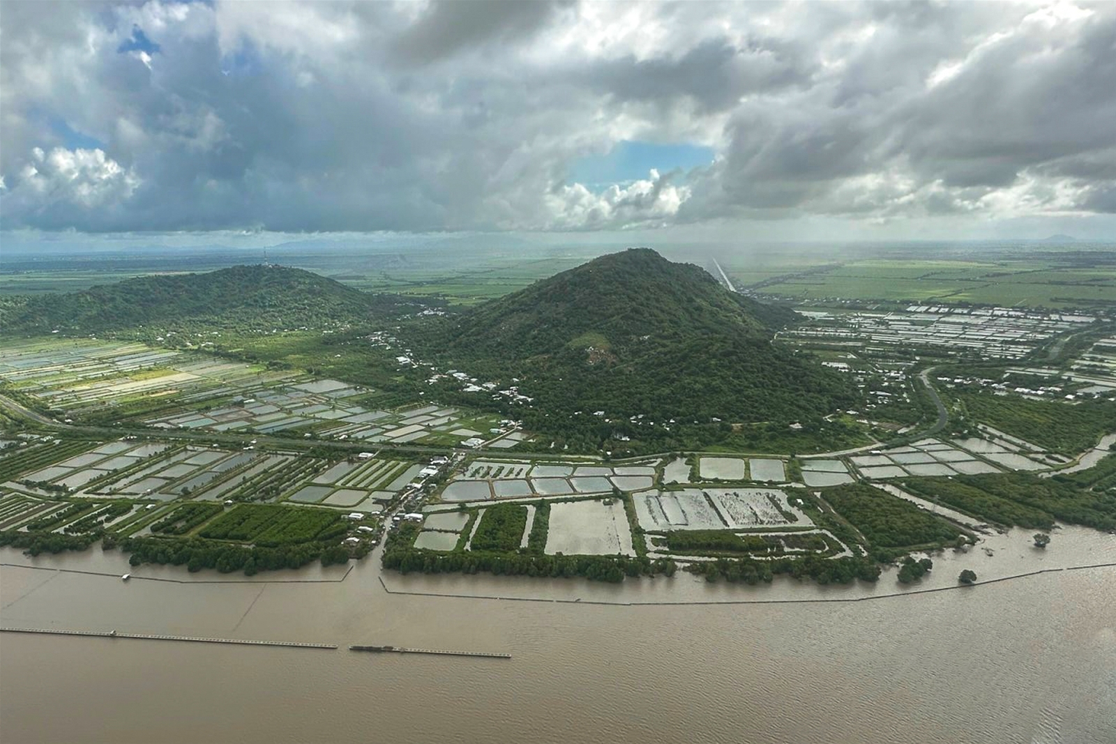 Thủ tướng: Xử lý ngay các điểm sạt lở đặc biệt nguy hiểm tại ĐBSCL