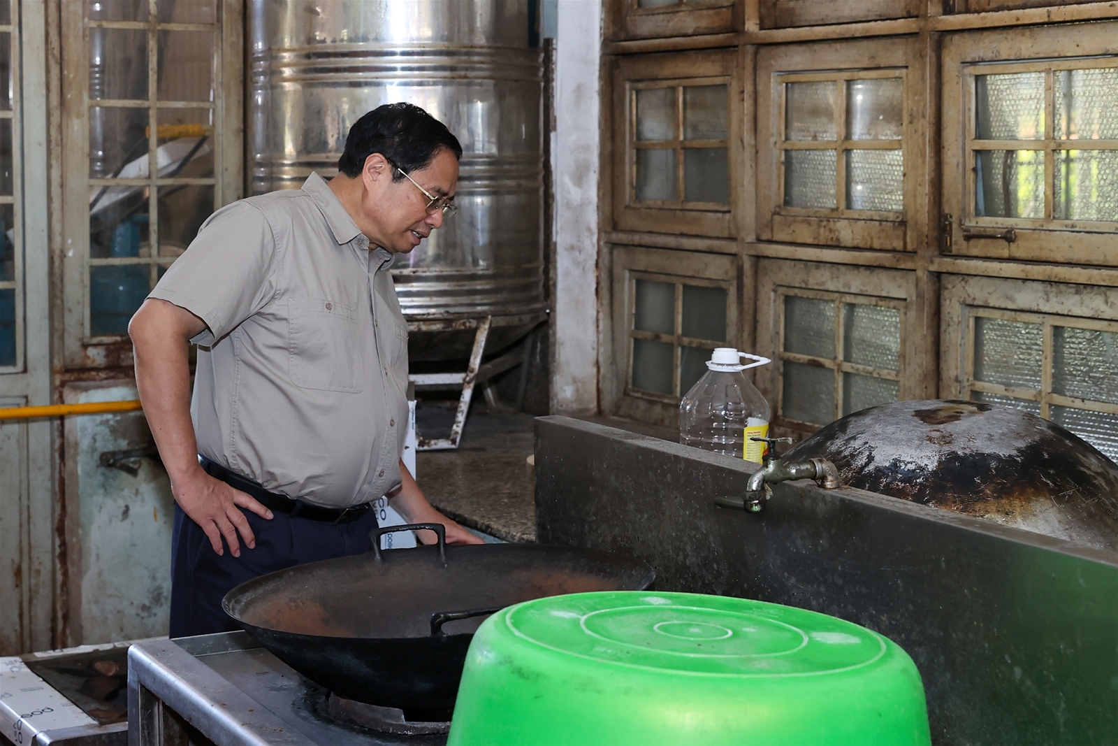 Thủ tướng thăm trường dân tộc nội trú tại huyện nghèo của Kon Tum