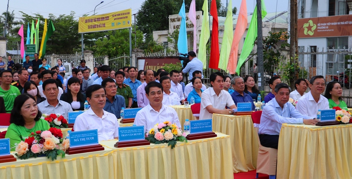 Lãnh đạo tỉnh Hậu Giang tham gia trồng cây xanh để bảo vệ môi trường