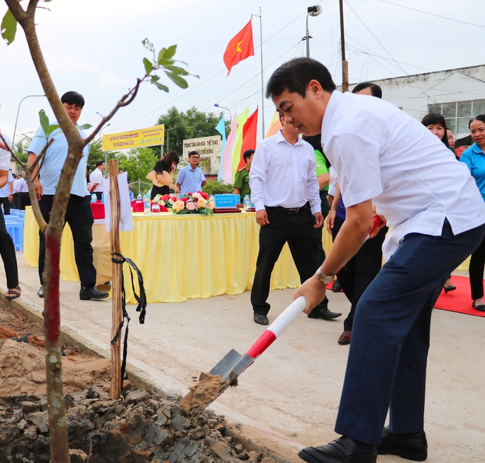 Lãnh đạo tỉnh Hậu Giang tham gia trồng cây xanh để bảo vệ môi trường