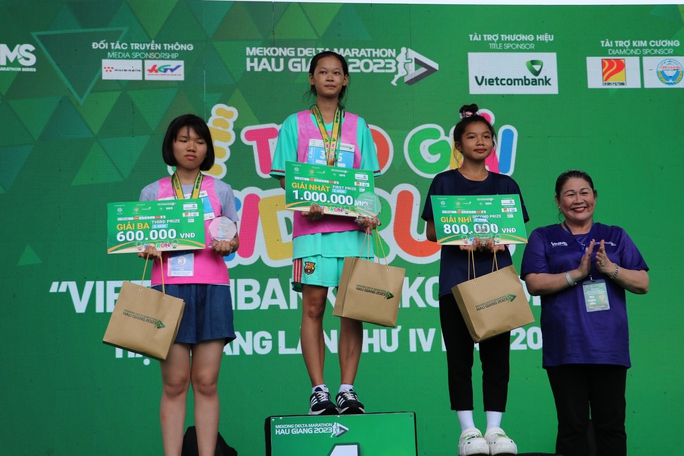 Lãnh đạo tỉnh Hậu Giang tham gia trồng cây xanh để bảo vệ môi trường