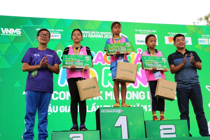 Lãnh đạo tỉnh Hậu Giang tham gia trồng cây xanh để bảo vệ môi trường