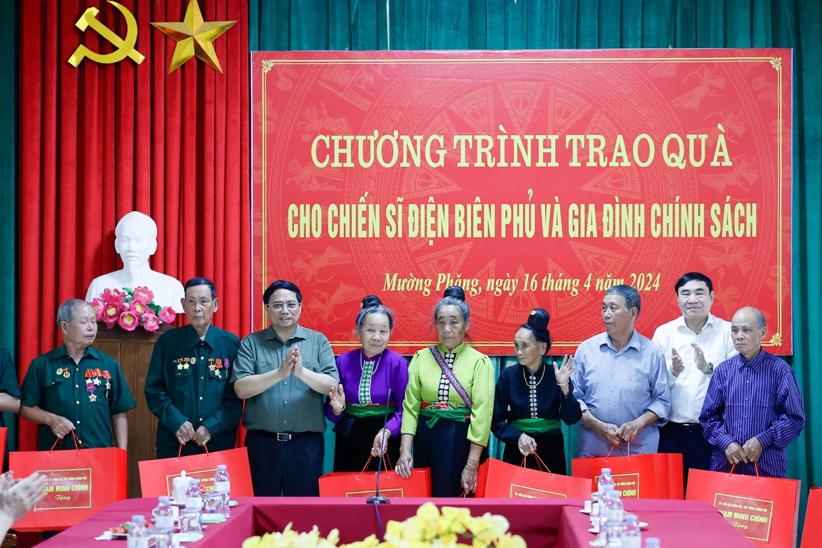 Thủ tướng Phạm Minh Chính dâng hương Đại tướng Võ Nguyên Giáp và tri ân những người làm nên Chiến thắng Điện Biên Phủ
