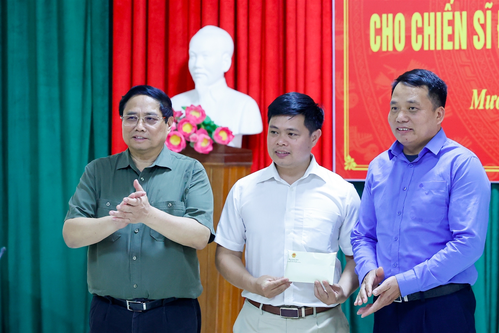 Thủ tướng Phạm Minh Chính dâng hương Đại tướng Võ Nguyên Giáp và tri ân những người làm nên Chiến thắng Điện Biên Phủ