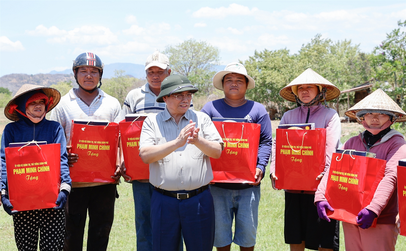 Thủ tướng khảo sát thực tế, thăm hỏi người dân tại tỉnh khô hạn nhất cả nước