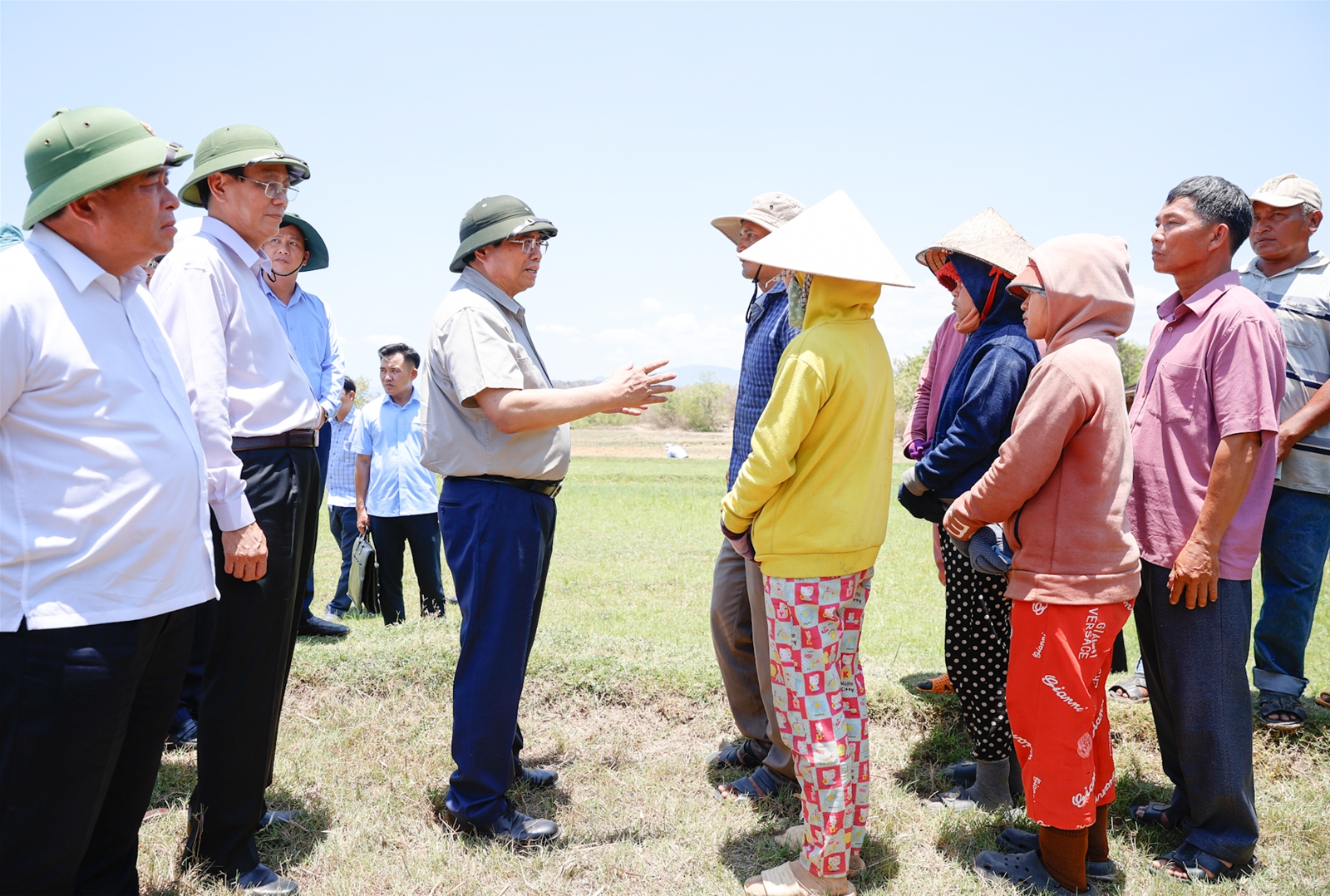 Thủ tướng khảo sát thực tế, thăm hỏi người dân tại tỉnh khô hạn nhất cả nước