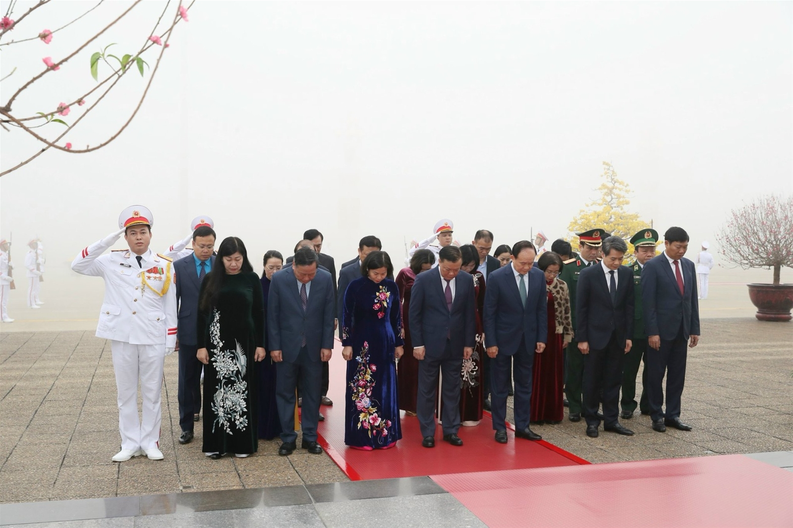 Lãnh đạo Đảng, Nhà nước vào Lăng viếng Chủ tịch Hồ Chí Minh nhân ngày thành lập Đảng