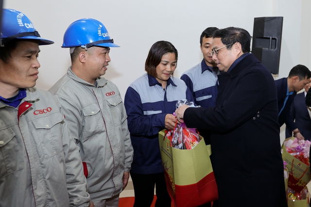 Thủ tướng thăm, chúc Tết mẹ Việt Nam anh hùng, đồng bào, chiến sĩ tại vùng biên giới Cao Bằng