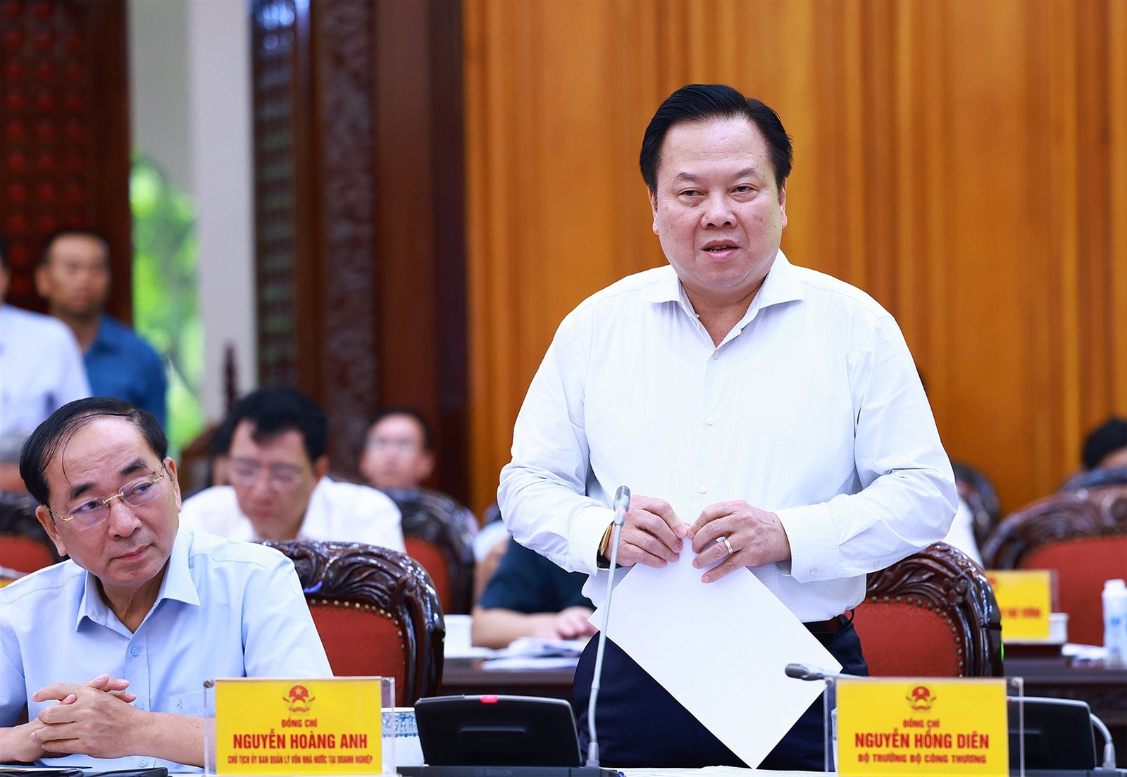 Thủ tướng: Không để thiếu điện cho sản xuất, kinh doanh, tiêu dùng trong bất kỳ hoàn cảnh nào