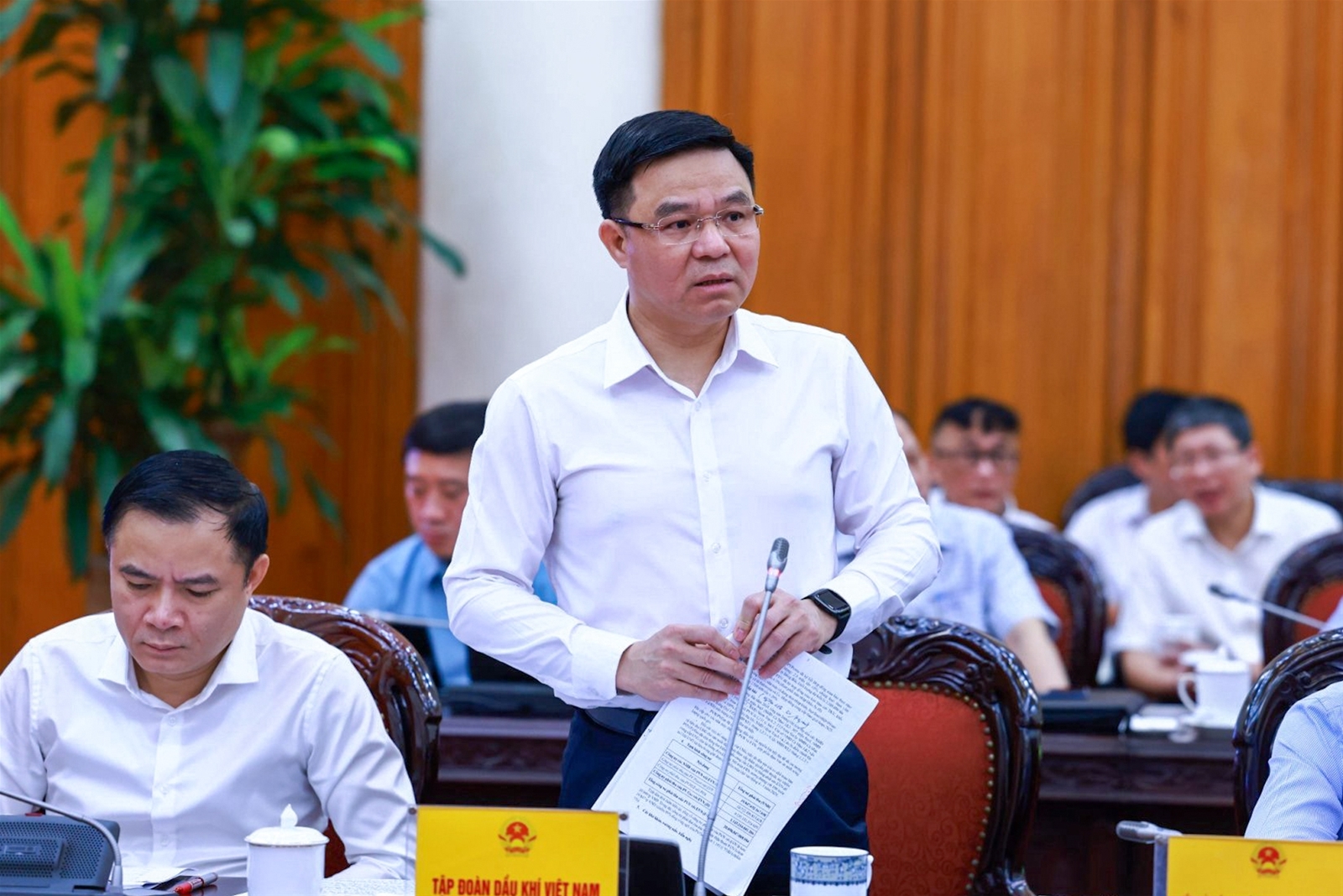 Thủ tướng: Không để thiếu điện cho sản xuất, kinh doanh, tiêu dùng trong bất kỳ hoàn cảnh nào