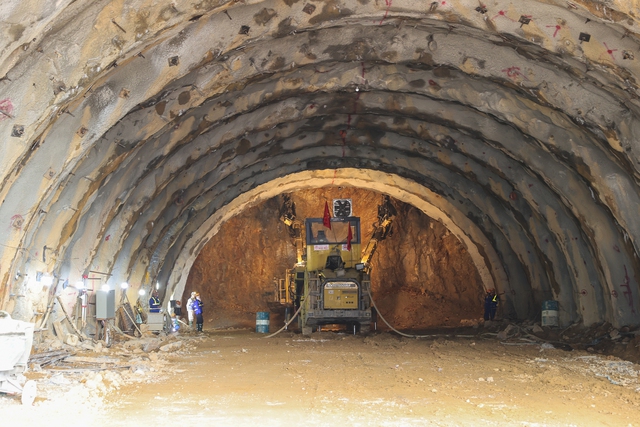 Thủ tướng kiểm tra dự án cao tốc Diễn Châu-Bãi Vọt, thị sát thi công hầm Thần Vũ