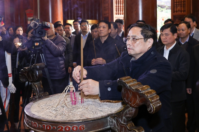 Thủ tướng dâng hương tưởng niệm Chủ tịch Hồ Chí Minh tại Khu Di tích quốc gia đặc biệt Kim Liên