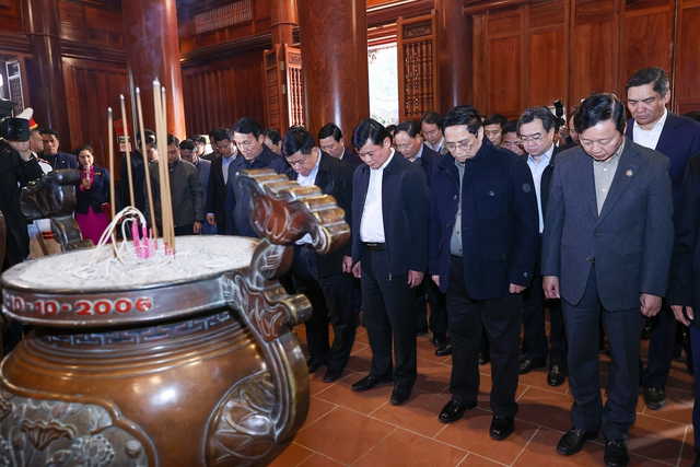 Thủ tướng dâng hương tưởng niệm Chủ tịch Hồ Chí Minh tại Khu Di tích quốc gia đặc biệt Kim Liên