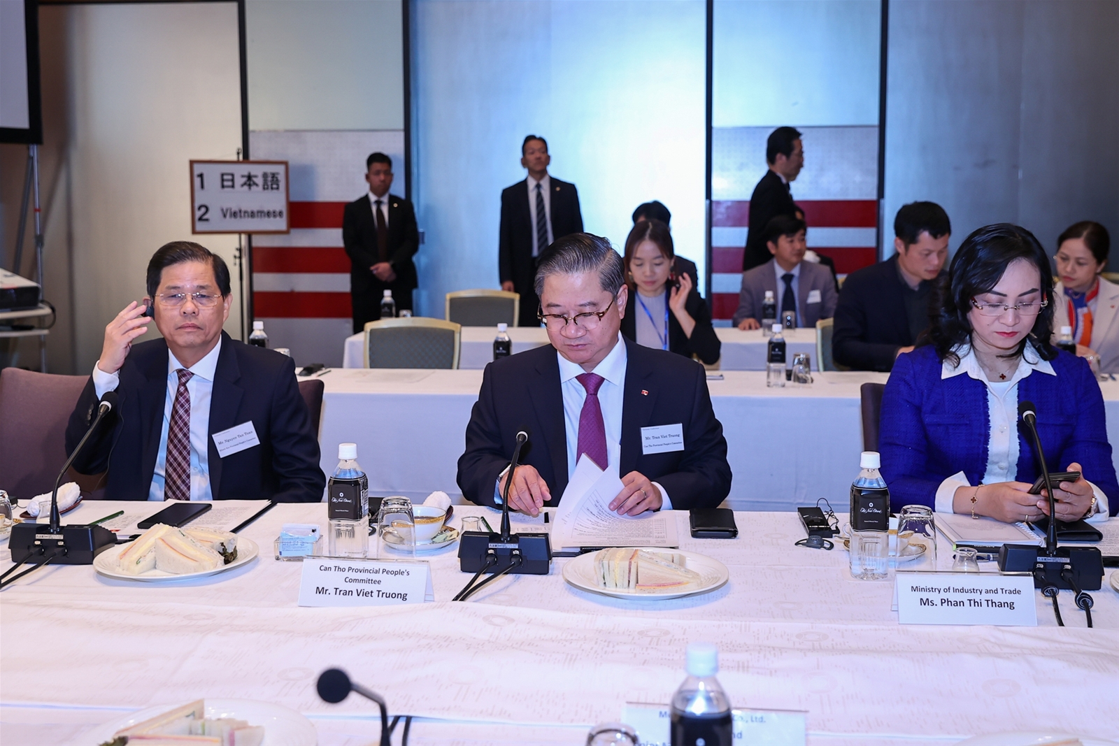 Thủ tướng tọa đàm với các tập đoàn hàng đầu Nhật Bản: Việt Nam là nơi an toàn trong cơn bão