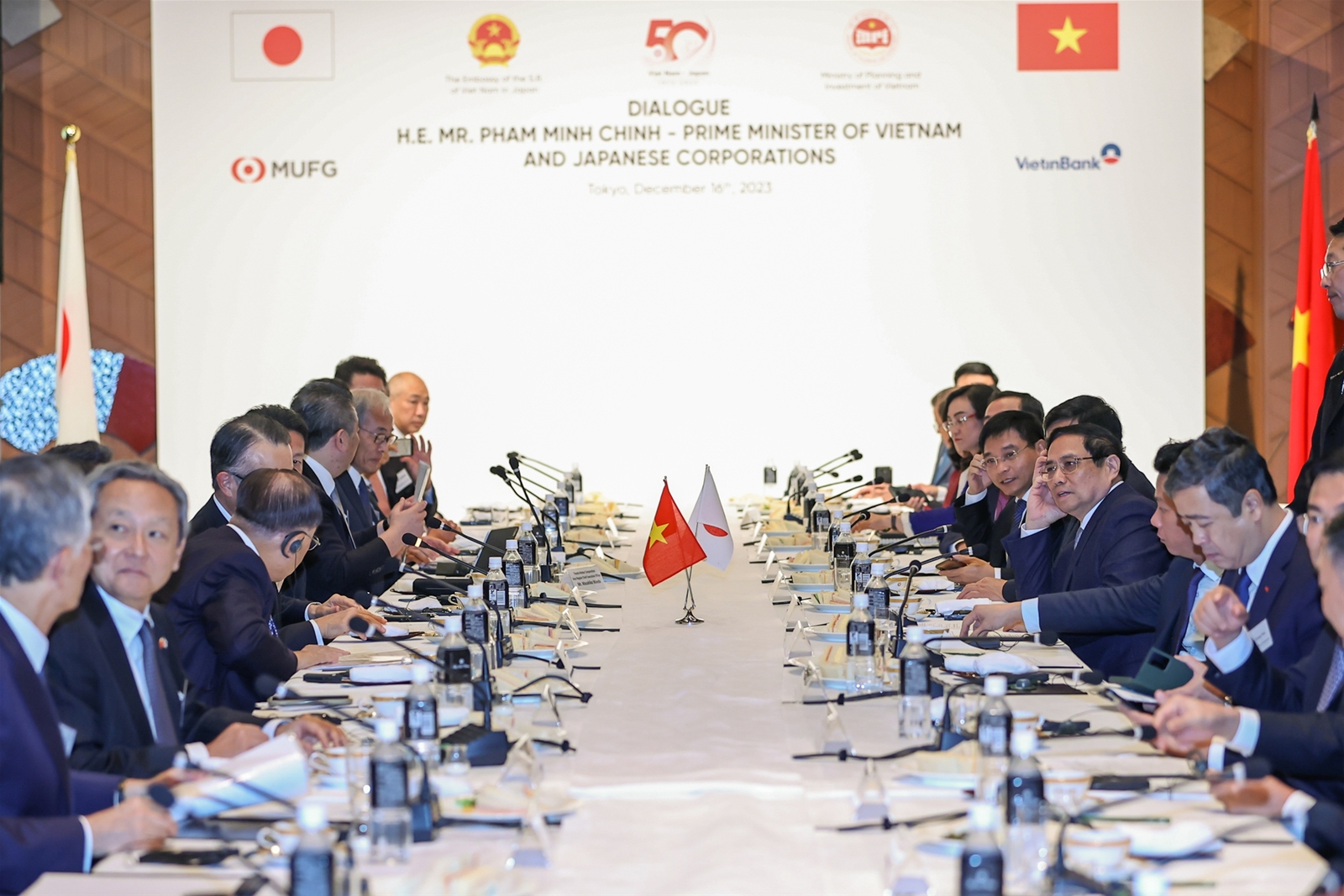 Thủ tướng tọa đàm với các tập đoàn hàng đầu Nhật Bản: Việt Nam là nơi an toàn trong cơn bão