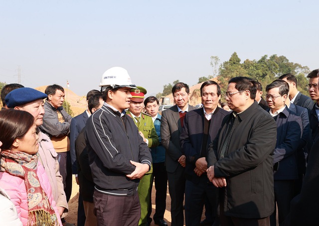 Thủ tướng kiểm tra, đôn đốc dự án cao tốc Tuyên Quang-Phú Thọ, chúc Tết công nhân và người dân khu tái định cư