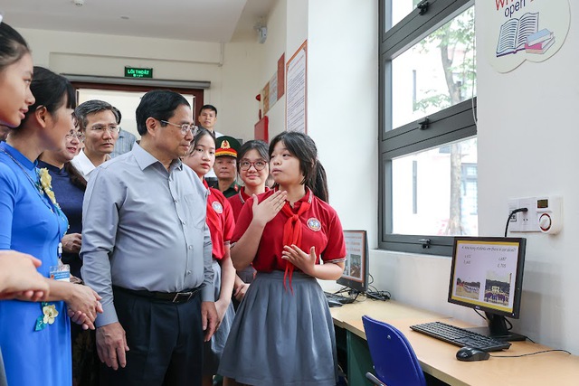 Thủ tướng: Phải phòng chống dịch hiệu quả, làm tốt nhiệm vụ tiêm vaccine để học sinh tới trường an toàn