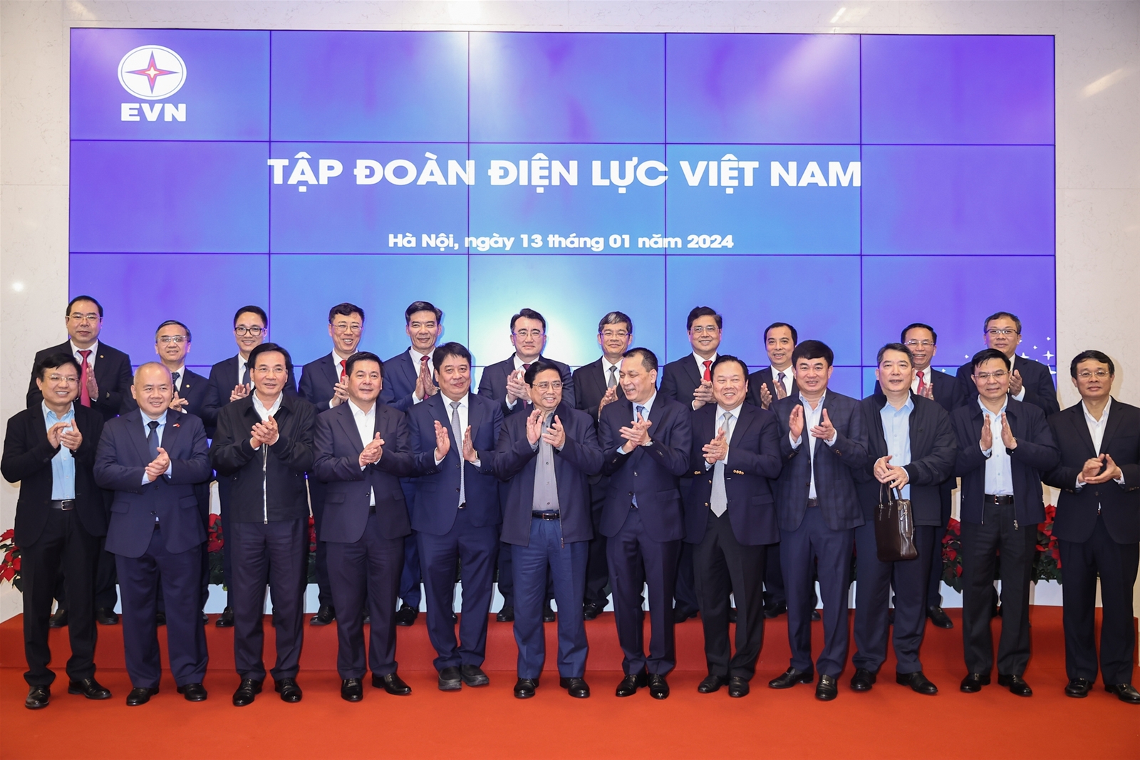 Thủ tướng động viên, giao nhiệm vụ để EVN đủ điện phục vụ người dân, doanh nghiệp