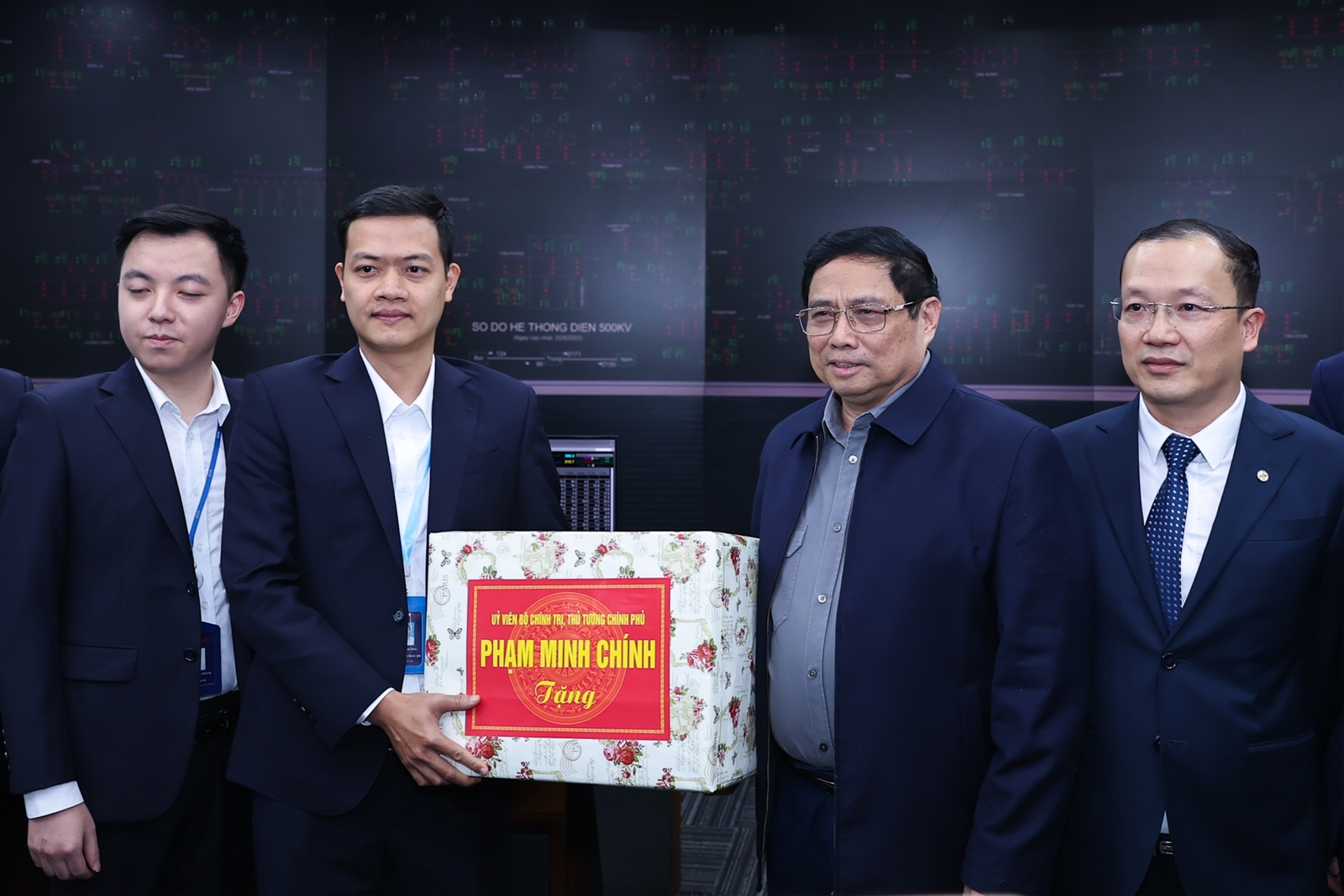 Thủ tướng động viên, giao nhiệm vụ để EVN đủ điện phục vụ người dân, doanh nghiệp