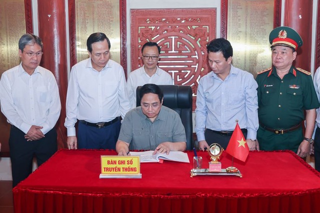 Chùm ảnh: Thủ tướng Phạm Minh Chính viếng Nghĩa trang Liệt sĩ quốc gia Vị Xuyên, tỉnh Hà Giang