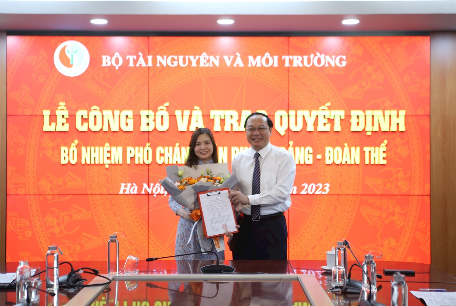 Trao quyết định bổ nhiệm Phó Chánh Văn phòng Đảng - Đoàn thể, Bộ TN&MT
