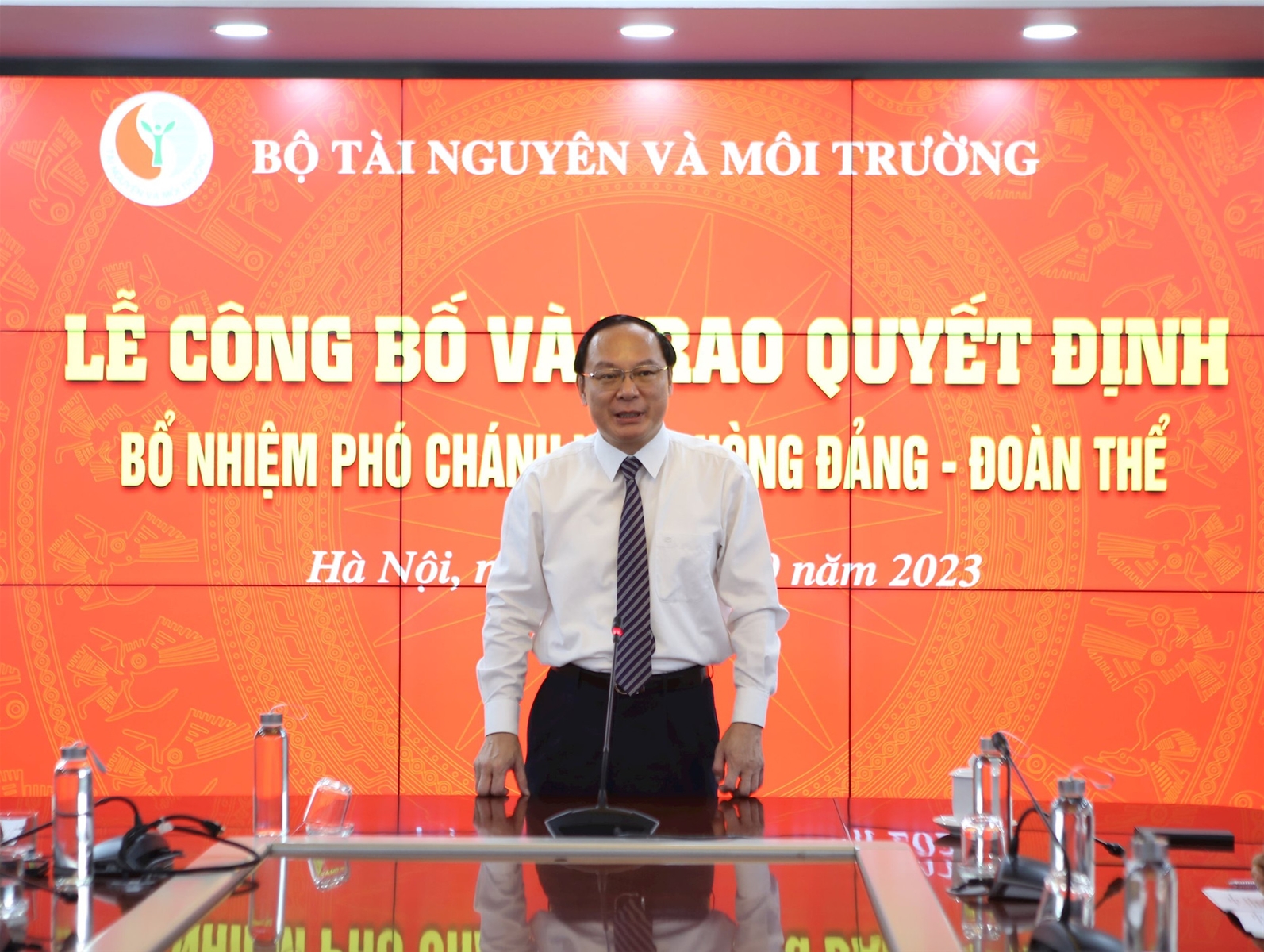 Trao quyết định bổ nhiệm Phó Chánh Văn phòng Đảng - Đoàn thể, Bộ TN&MT