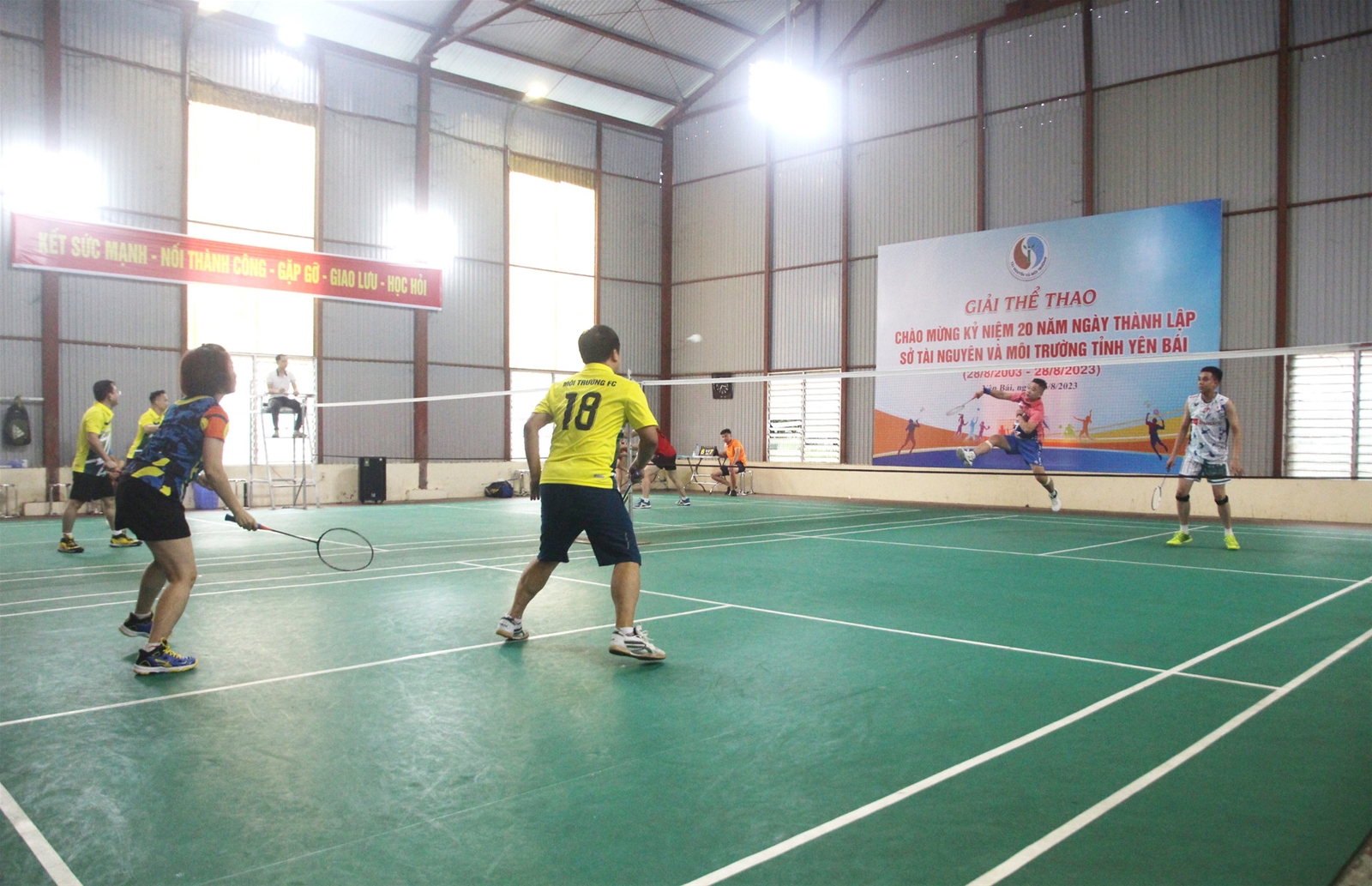 Gần 100 VĐV tham gia giải thể thao Sở TN&MT Yên Bái