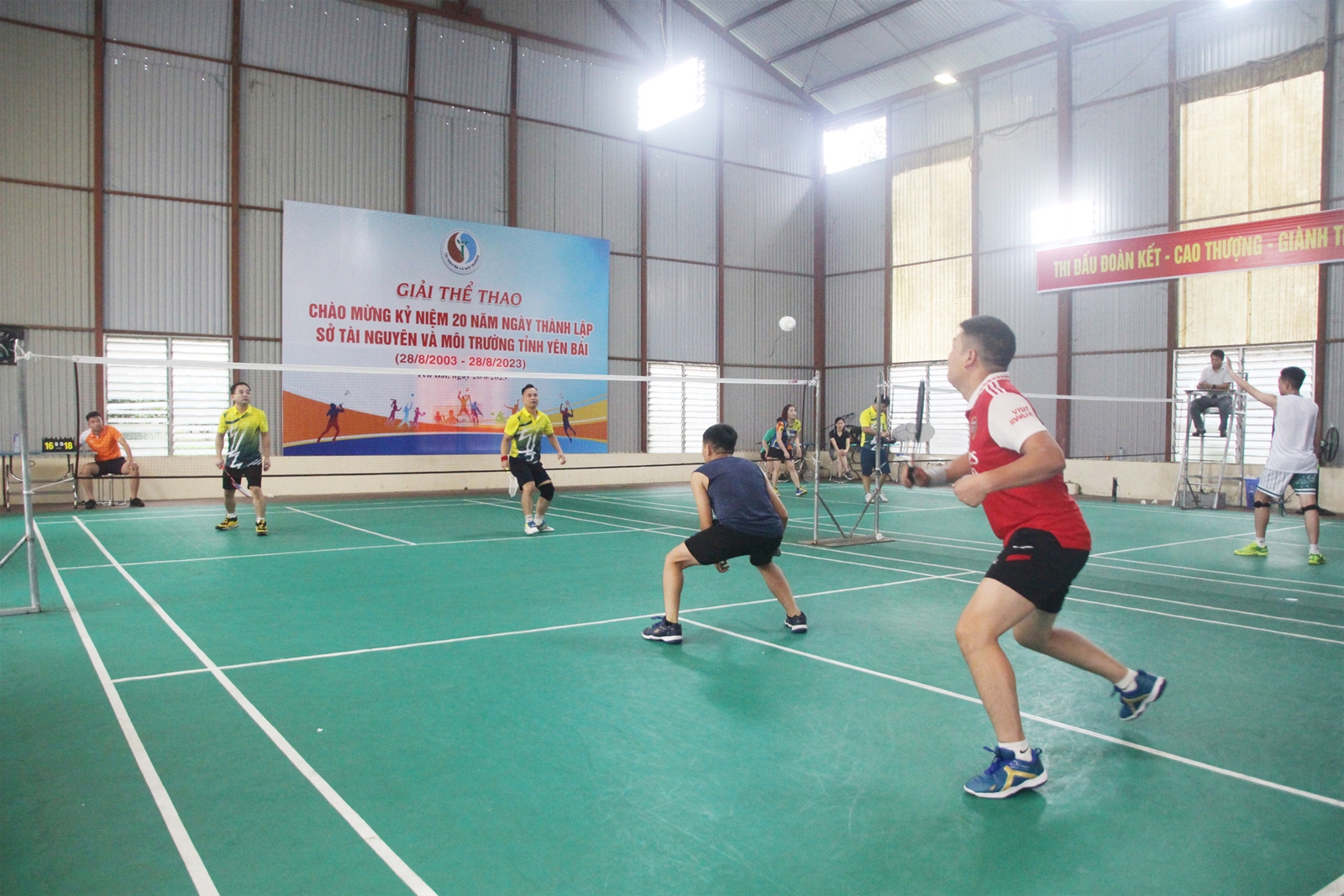 Gần 100 VĐV tham gia giải thể thao Sở TN&MT Yên Bái