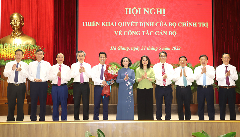 Công bố Quyết định của Bộ Chính trị về công tác cán bộ