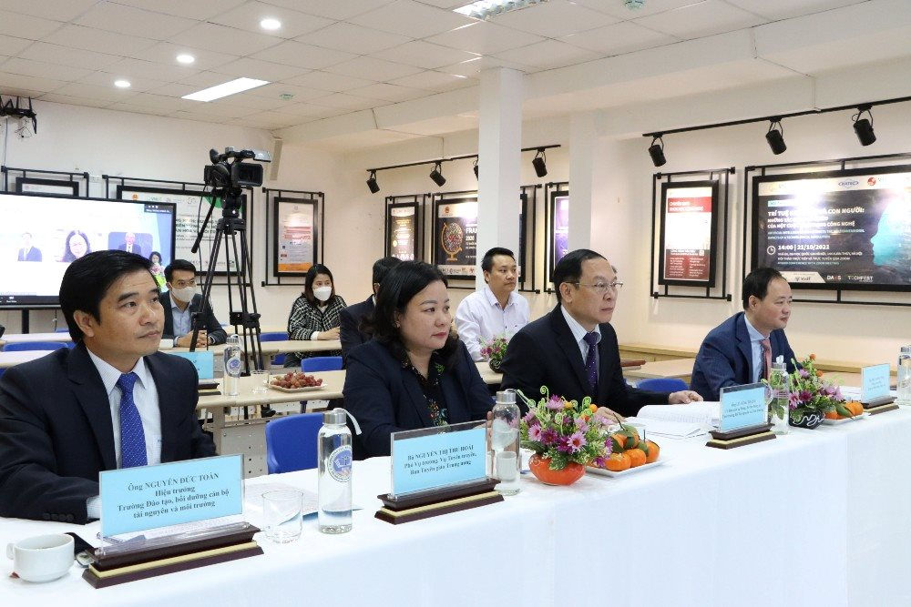 Tập huấn nâng cao năng lực cảnh báo, ứng phó với biến đổi khí hậu và giảm nhẹ thiên tai
