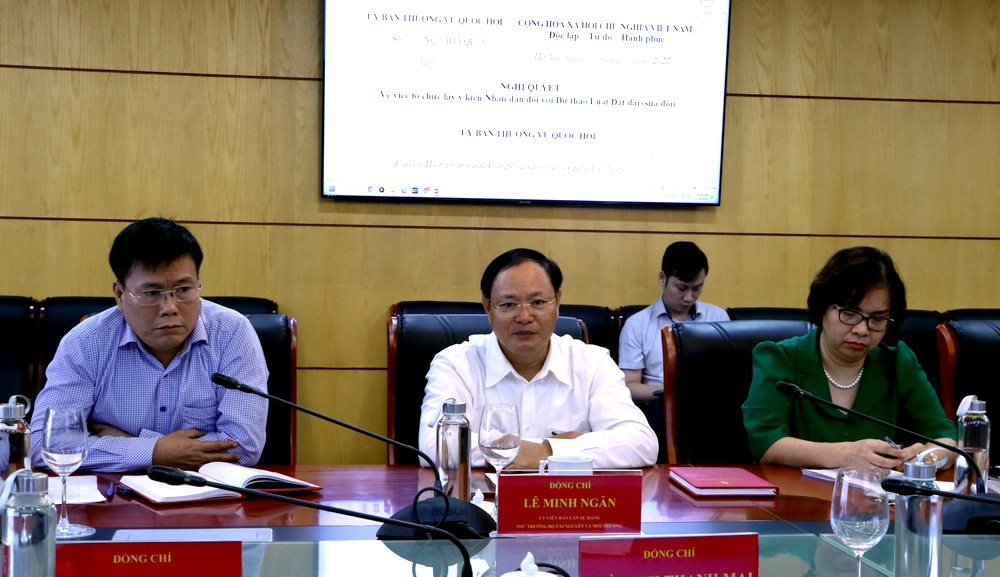 Hoàn thiện Nghị quyết về việc lấy ý kiến nhân dân đối với dự thảo Luật Đất đai (sửa đổi)