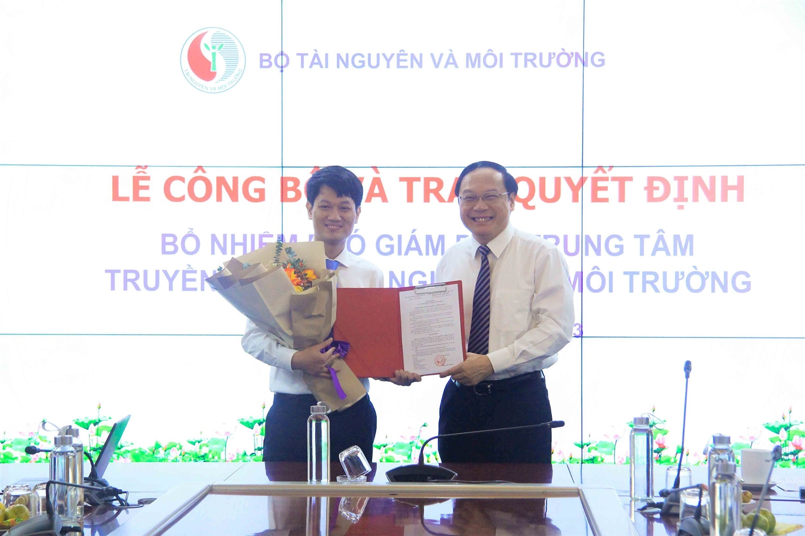 Trao quyết định bổ nhiệm Phó Giám đốc Trung tâm Truyền thông Tài nguyên và Môi trường