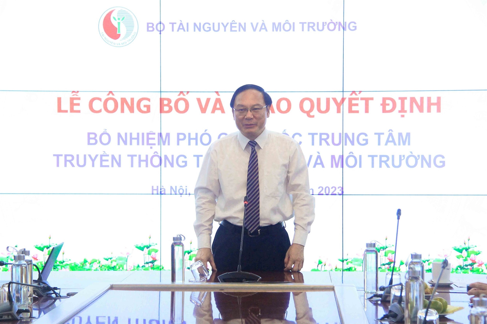 Trao quyết định bổ nhiệm Phó Giám đốc Trung tâm Truyền thông Tài nguyên và Môi trường