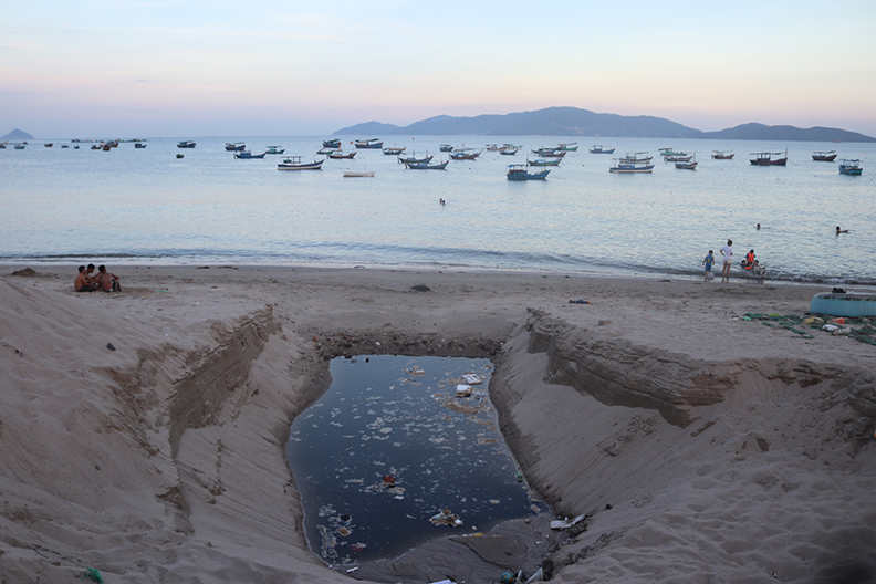 UBND TP. Nha Trang chỉ đạo xử lý dứt điểm tình trạng nước thải chảy ra biển tại cửa xả Hòn Một