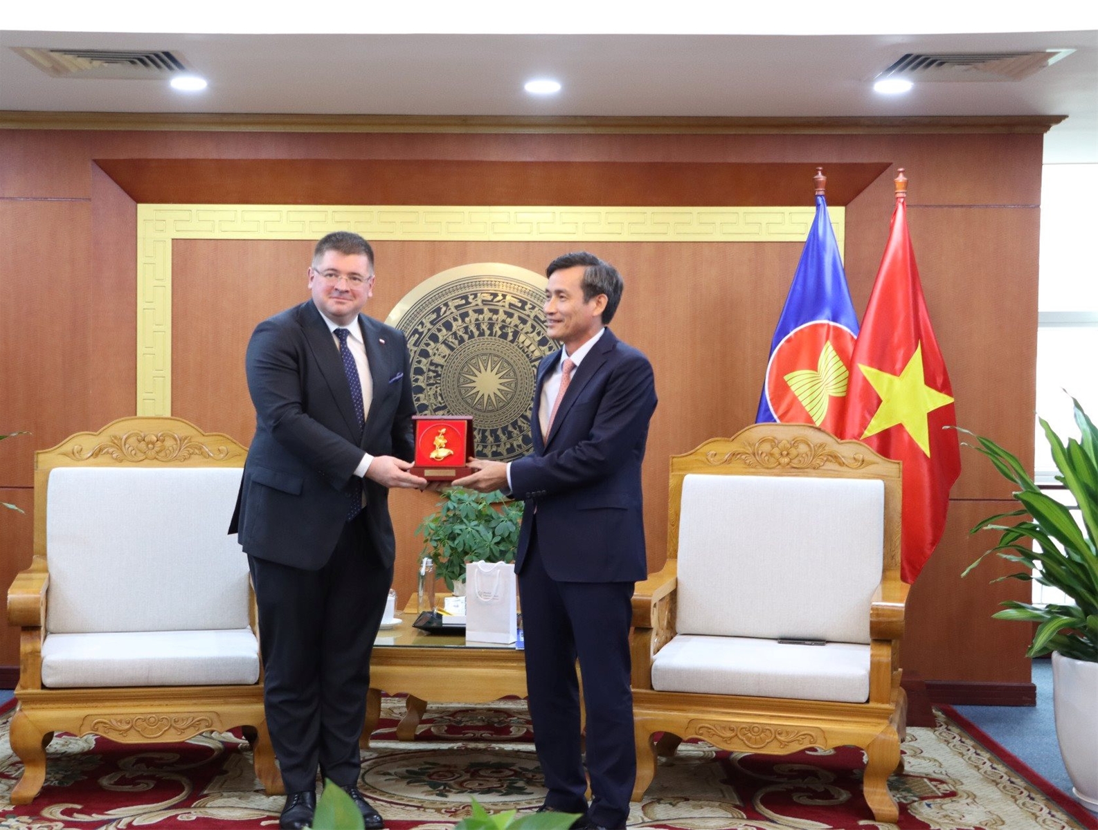 Thứ trưởng Bộ TN&MT Trần Quý Kiên làm việc với Thứ trưởng Bộ Khoa học và Giáo dục Ba Lan