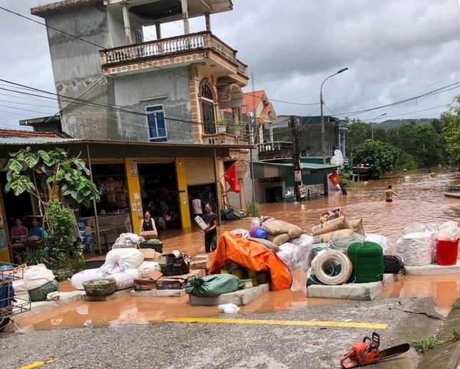 Mưa lũ khiến nhiều địa phương ở Quảng Ninh bị chia cắt, chìm trong biển nước