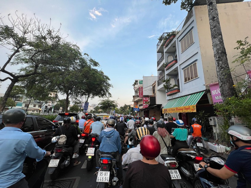 TP.HCM: Sau mưa lớn, nhiều tuyến đường kẹt xe nghiêm trọng