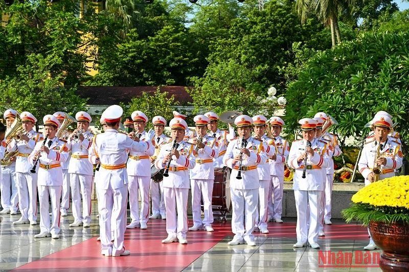 Lãnh đạo Đảng, Nhà nước dâng hương tưởng niệm các Anh hùng liệt sĩ