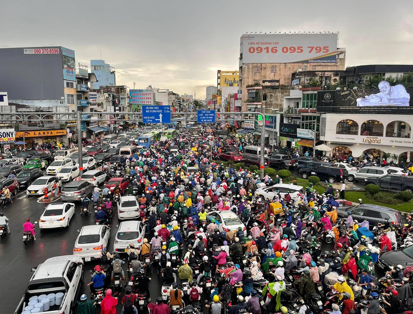 TP.HCM: Sau mưa lớn, nhiều tuyến đường kẹt xe nghiêm trọng