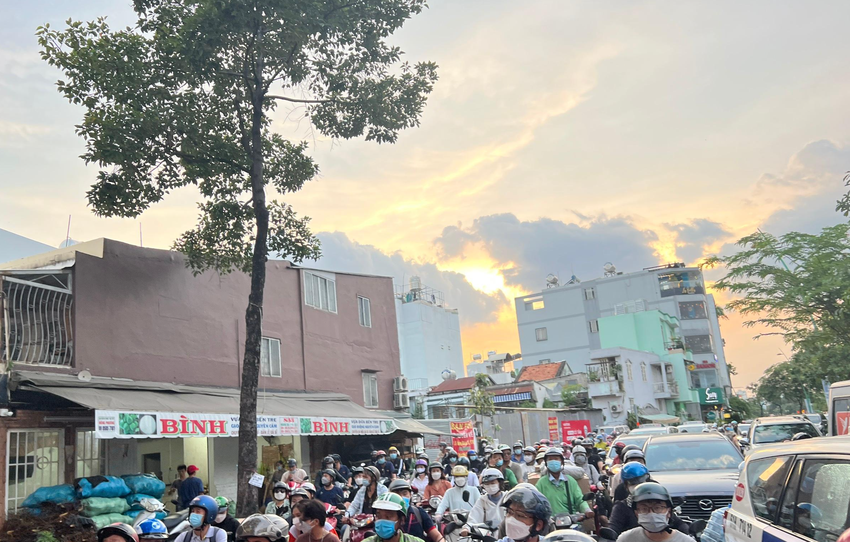 TP.HCM: Sau mưa lớn, nhiều tuyến đường kẹt xe nghiêm trọng