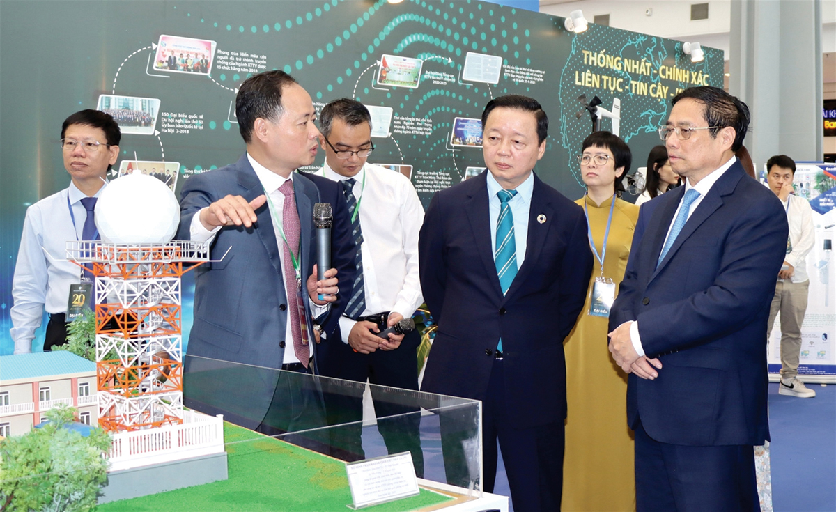 Xây dựng văn bản pháp luật và phát triển nguồn nhân lực, khoa học công nghệ hiện đại hóa Ngành