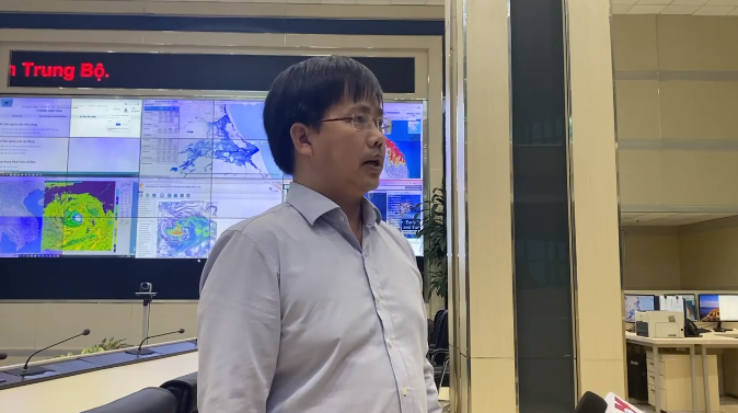 Ông Mai Văn Khiêm - Giám đốc Trung tâm Dự báo KTTVQG: “Bà con tuyệt đối phải ở trong nhà từ bây giờ cho đến hết sáng mai!”