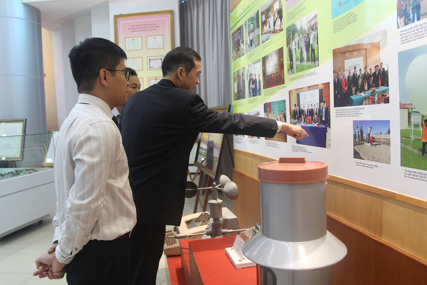 GS.TS. Trần Hồng Thái tiếp xã giao Thư ký của Ủy ban Bão quốc tế