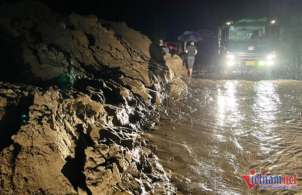 Nghệ An: Xuyên đêm dọn bùn đất sau trận lũ quét lớn nhất 20 năm qua